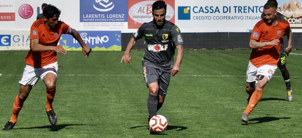 Luca Belcastro si infila tra due avversari (foto di Carmelo Ossanna) Luca Belcastro si infila tra due avversari (foto di Carmelo Ossanna)